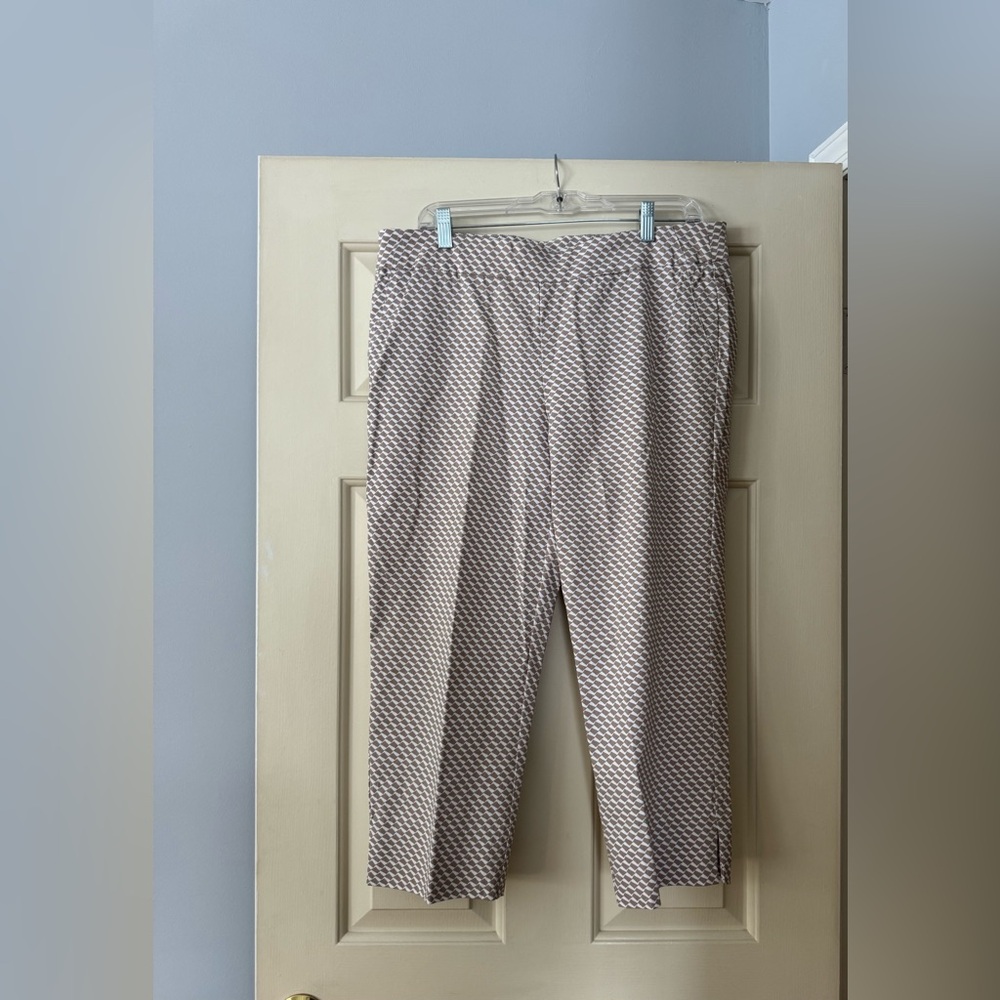 Adrienne Vitttadini pull-on Capri pants.